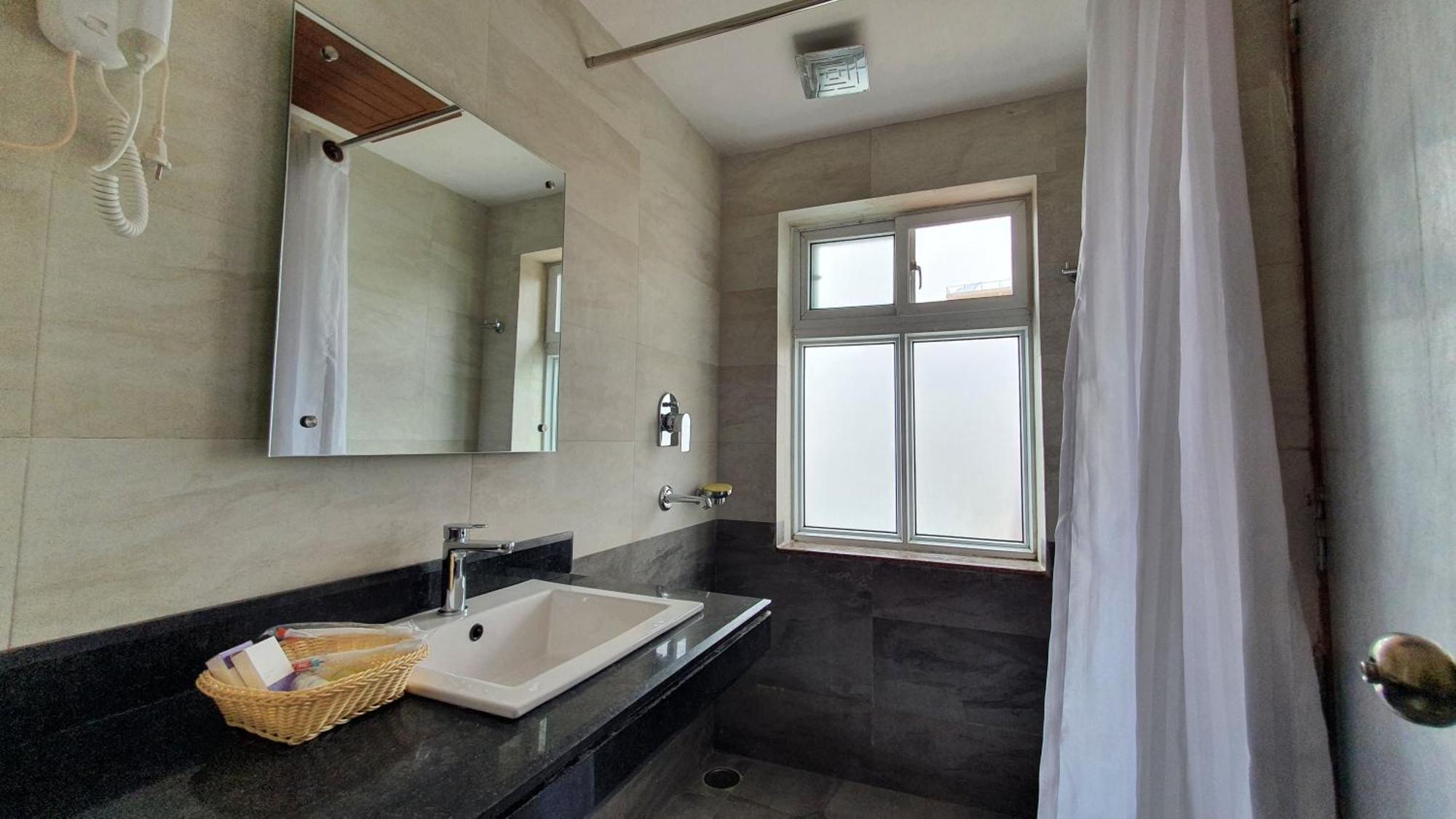 Hotel Lake Shore Pokhara Dış mekan fotoğraf