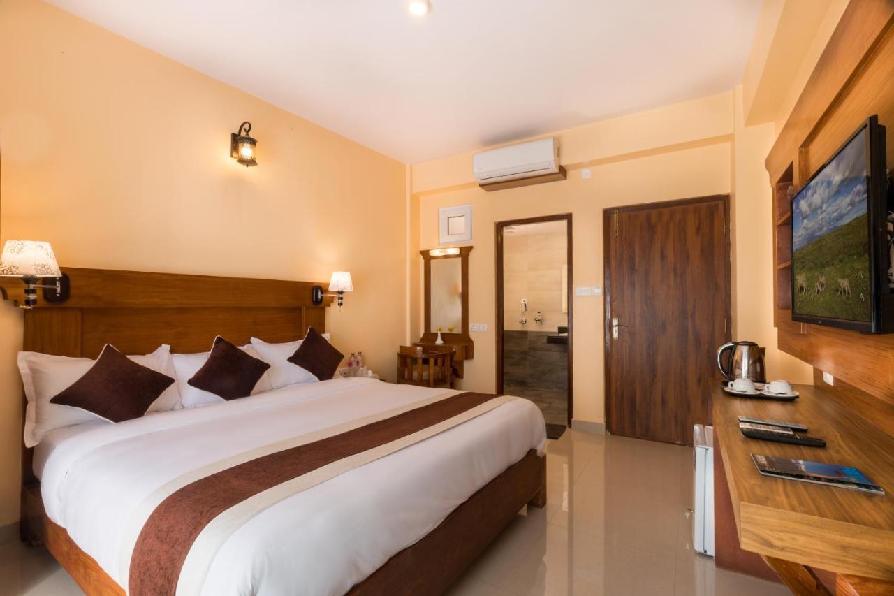 Hotel Lake Shore Pokhara Dış mekan fotoğraf